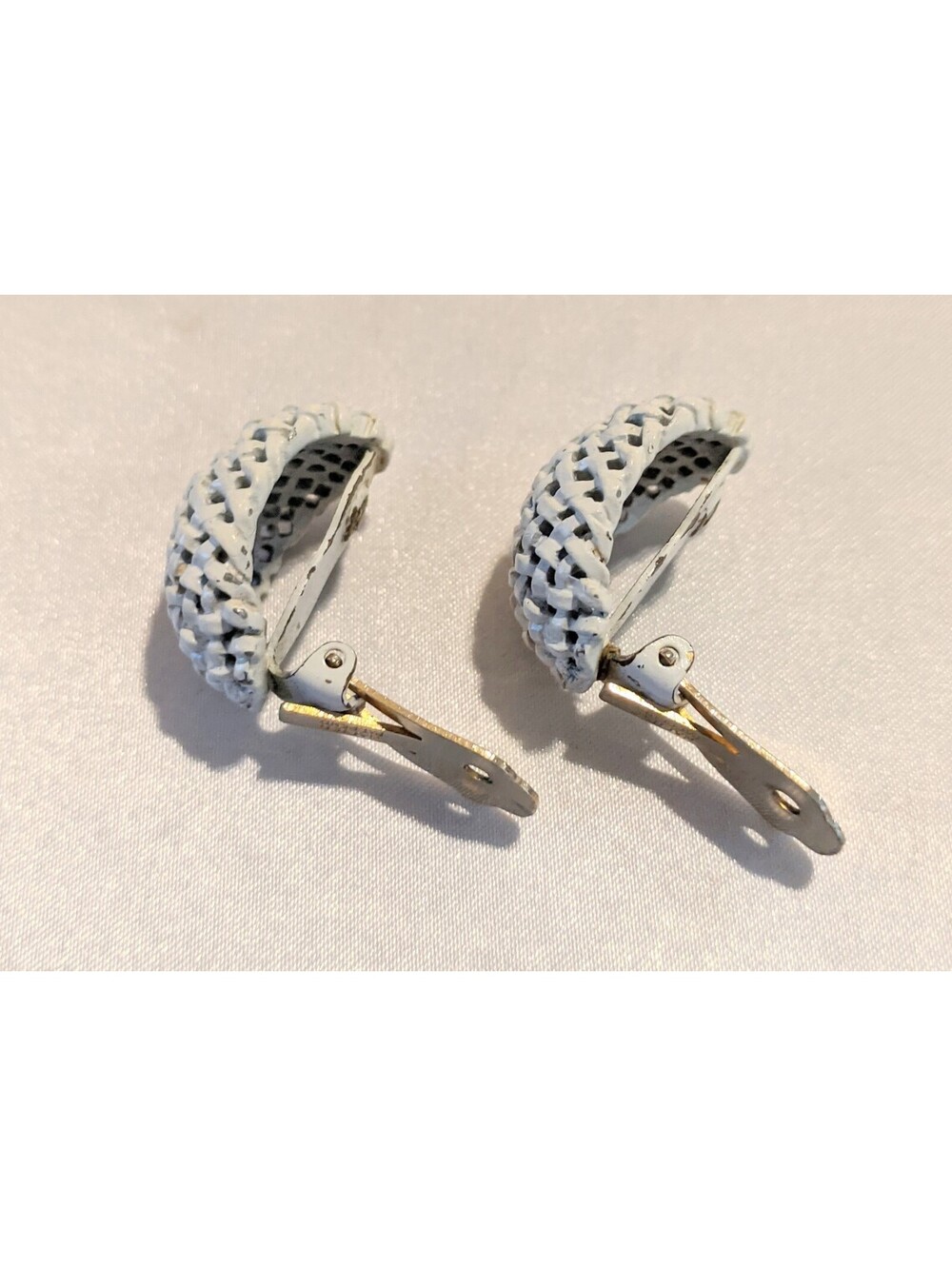 RARE Vintage Napier White Enamel Over Gold Tone Metal Basket Weave Clip Earrings - Picture 6 of 7